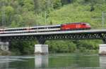 Eine Re 460 berquert aus Basel kommend die Aare kurz vor Olten; 08.05.2010