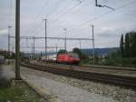 Die Re 460 067 ''Hohle Gasse'' fuhr am 13.8.05 mit einem IC-Dosto-Pendel durch Dietikon.