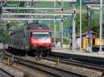 SBB - 460 005-2 vor Schnellzug bei der Durchfahrt im Bahnhof Liestal am 24.05.2010