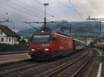 Die Re 460 045 am 27.06.2009 mit einem IR bei der Einfahrt in Schwyz.