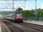 SBB - 460 006-0 mit IR bei der durchfahrt im Bahnhof Mnsingen am 10.09.2010