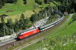 Eine SBB Re 460 mit einem IR auf der Fahrt in Richtung Erstfeld verlässt gerade den Wattinger Tunnel, 16.08.09 