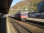 Der IC 253 ??Mediolanum?? mit vorgespannter Re 460 053-2 ''Surhental'' bei der Einfahrt am 12.11.05 in Bellinzona.