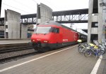 Die Re460 043-3 steht am 23.11.2010 mit einem IC nach Interlaken Ost am Perron 1 in Spiez.