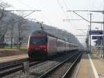 SBB - Gegenlichtaufname / Nachschuss des IR von Konstanz nach Biel am Schluss beim Schieben die Lok 46 027-6 bei der durchfahrt in Pieterlen am 29.01.2011