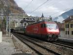 Re 460 077 mit IR 1721 bei Durchfahrt in St-Maurice, 19.03.2011.