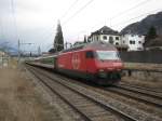 Re 460 103 mit IR 1722 bei Durchfahrt in Riddes, 19.03.2011.