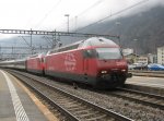 Doppeltraktion Re 460 (vorne 008, hinten 068) mit IR 1422 bei Einfahrt in Martigny, 19.03.2011.