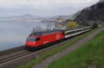 Re 460 111-8 befindet sich am 26.3.11 mit dem IR 1421 beim Chteau de Chillon.