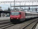 SBB - 460 081-3 vor IR bei der durchfahrt im Bahnhof Rothrist am 12.03.2011    