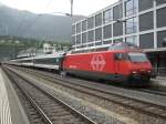 Re 460 104 mit langem IR 1724 in Brig, 04.06.2011.