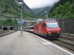 Re 460 028 mit IR 2182 bei Ausfahrt aus dem Gotthardtunnel, und Einfahrt in den Bahnhof Gschenen, 02.06.2011.