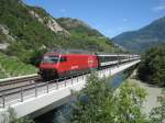 Re 460 062 berquert mit dem IR 1426 die Rhone in Leuk, 19.06.2011.