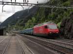 Re 460 022 mit IR nach Locarno am 11.06.2011 bei Wassen.