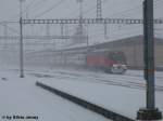 Die Re 460 109 ''Alpstein'' kmpfte sich am 4.3.06 mit dem IC 936 nach Interlaken Ost durch den Schnee in Oberwinterthur.