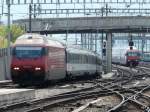 SBB - 460 004-5 mit Schnellzug bei der einfahrt in den Bannhof Spiez am 01.07.2011