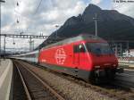 Vor dem Gonzen in Sargans steht am 8.9.2011 die Re 460 048-2 ''Zri Wyland'' mit dem EC 7.