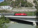 Re 460 040 mit IR 1723 bei Einfahrt in Leuk, 27.09.2011.