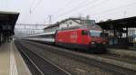 460 060-7 sieht man hier in Sissach mit einem IC nach Brig durchfahren.