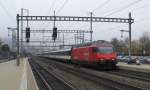 460 070-6 kommt hier in Liestal mit einem Fernverkehrszug durchgefahren.