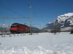 Re 460 057 mit dem stark verlngertem IR 1767 bei Einfahrt in Landquart, 18.02.2012.