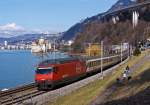 Re 460 066-4  Finse  zieht einen Schnellzug in Richtung Brig, hier am 26.02.2012 bei Clos du Moulin am Genferse, hinten Chteau de Chillon, dahinter Montreux.