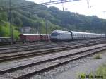 Die Re 460 107 ''SF'' schob am 25.5.06 einen IC nach Chur durch Ziegelbrcke.