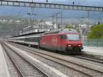 SBB - 460 000-3 mit RE im Bahnhof Brig am 08.04.2012