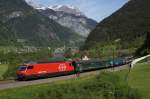 Re 460 047-4 zieht am 10.5.12 den IR 2165 die ersten Meter der Gotthard-Nordrampe hinauf.