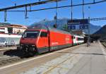 Die Re 460 099-5 an der Spitze des IR 2163 beim Zwischenhalt in Bellinzona.