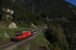 Re 460 025-0 befindet sich am 6.10.2012 mit einem Interregio auf der dritten Ebene oberhalb von Wassen.