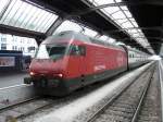 SBB - 460 023-5 am Schuss eines ausfahrenden Zuges im Hauptbahnhof Zrich am 01.01.2013