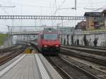 SBB - Lok 460 054-0 vor einem IC bei der einfahrt in den Bahnhof Spiez am 06.04.2013