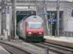 SBB - 460 070-6 mit IC bei der durchfahrt im Bahnhof Aarau am 07.04.2013