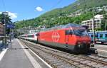 Die Re 460 094-6 holt soeben das EWIV Modul (mit Bt 50 85 28-94 914-4) auf Gleis 2 in Locarno.