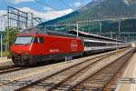 Die SBB Re 460 048-2  Zri Wyland  steht mit einem IC am 28.05.2012 im Bahnhof Brig.