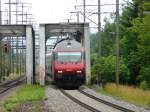 SBB - 460 020-1 mit IC bei der Durchfahrt im Bahnhof Uttigen am 25.06.2013