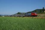 Re 460 036-7 befindet sich am 21.07.2013 mit dem IR 1771 kurz vor Sissach.