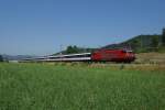 Re 460 102-7 befindet sich am 17.07.2013 mit dem IR 2463 kurz vor Sissach.