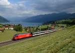 Re 460 055 mit einem IC nach Interlaken Ost am 30.08.2013 bei Faulensee.