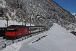 Re 460 061-5 befindet sich am 27.12.2013 mit dem IR 2267 oberhalb von Wassen.