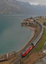 Den zwischen Tiefenwinkel und Mhlehorn einspurigen Streckenabschnitt am Walensee befhrt eine Re 460 mit ihrem 15 Wagen langen EC 206 auf der Fahrt von Chur nach Basel (16.03.2014).