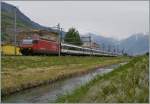 Die Re 460 085-4 mit dem IR 1726 am Kanal bei Saxon.