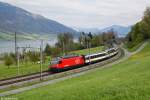 Re 460 077 mit einem IR am 19.04.2014 bei Immensee.