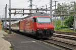 Re 460 109-2 durchfährt den Bahnhof Muttenz.