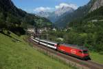 Re 460 058-1 befindet sich am 03.07.2014 mit dem IR 2177 oberhalb von Gurtnellen.