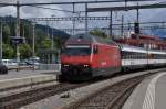 Re 460 077-1 fährt in den Bahnhof Thun ein.