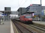 SBB - Werbelok 460 102-7 mit RE bei der durchfahrt in der Haltestelle Bern Wankdorf am 09.11.2014