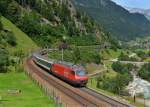 Re 460 018 mit einem IR nach Locarno am 28.08.2012 bei Intschi.