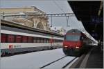 Schnee - und die Züge verkehren erfreulicherweise (fast) pünktlikch!  SBB Re 460 043-3 mit ihrem IR Genève-Aeroport - Brig in Vevey.